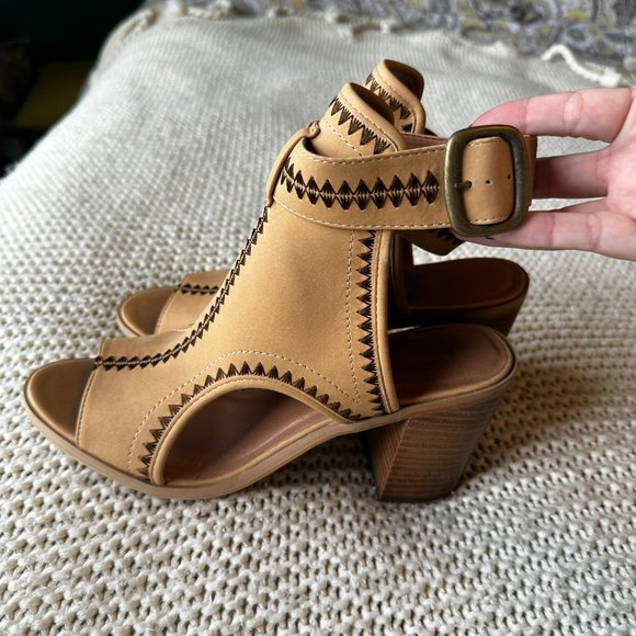 Very Volatile Odette Faux Leather Woven Tan Slingback Sandal Size 9 - Picture 3 of 8